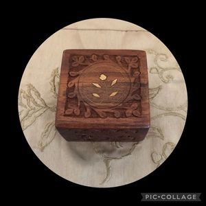 ♦️Vintage hand carved wooden trinket box